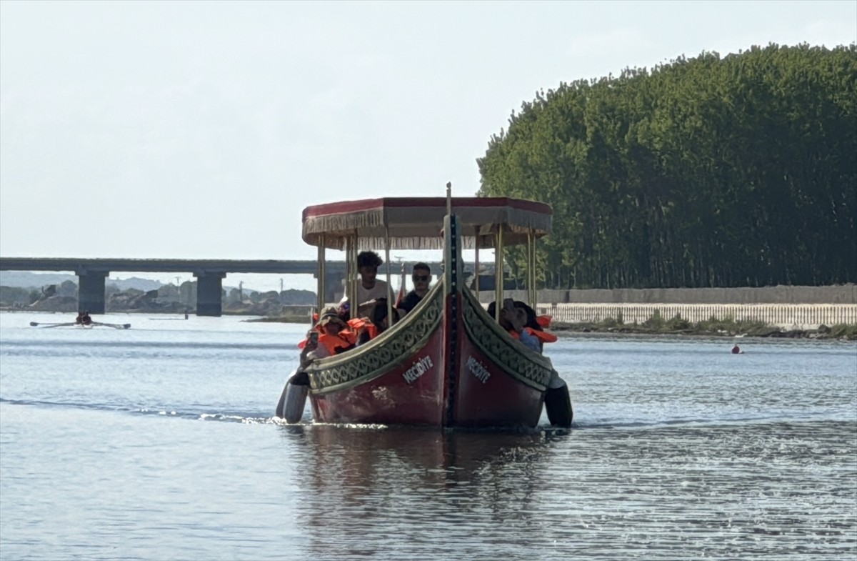 Edirne'de misafir edilen profesyonel turist rehberleri kentin tarihi ve turistik alanlarını...