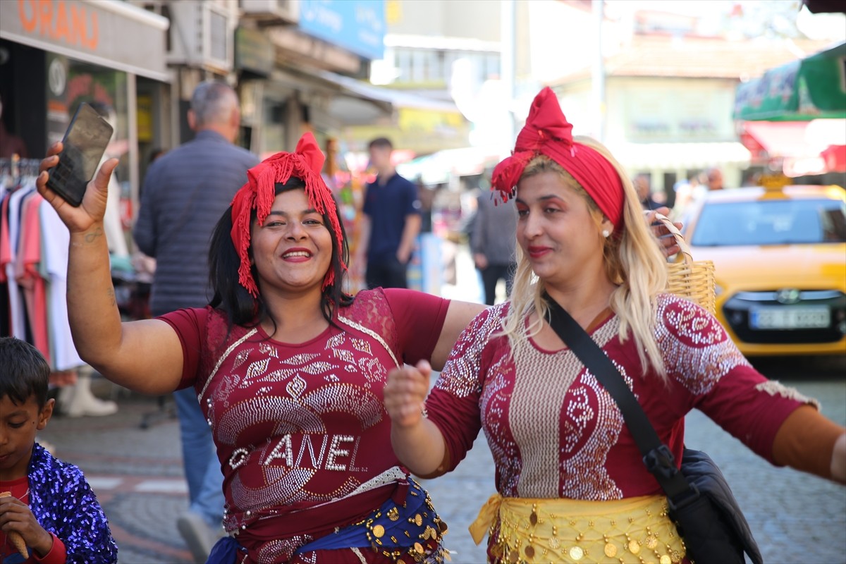 Edirne'de Romanlar, Kakava geleneği kapsamında müzik ve dans eşliğinde vatandaşları 5-6 Mayıs'ta...