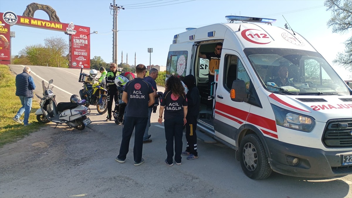 Edirne'de, Sarayiçi mevkisinde iki motosikletin çarpıştığı kazada 3 kişi yaralandı. Kaza yerine...