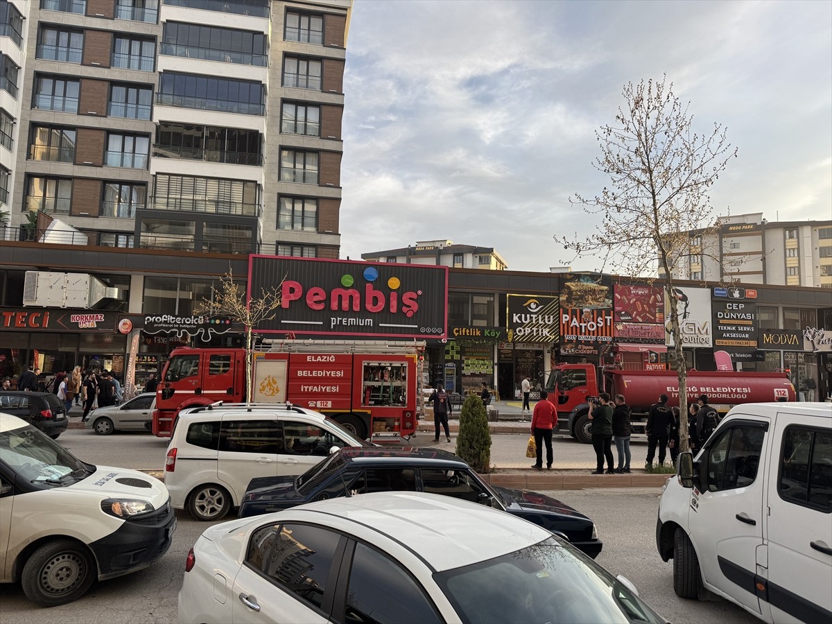 Elazığ'da ev eşyası satan bir mağazada çıkan yangın itfaiye ekiplerince söndürüldü.