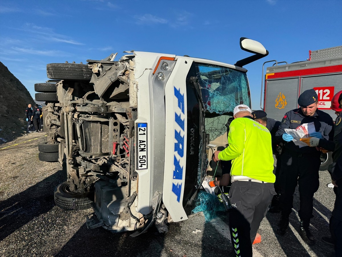 Elazığ'da midibüsün devrilmesi sonucu 22 kişi yaralandı.