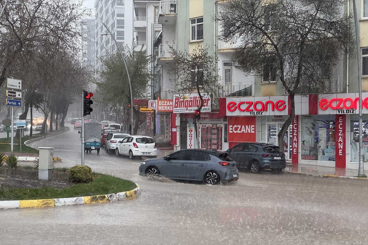 Elazığ'da sağanak hayatı olumsuz etkiledi. Kent merkezinde etkisini gösteren sağanağın ardından...