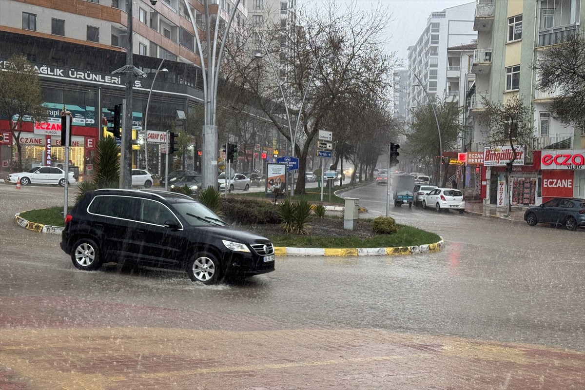 Elazığ'da sağanak hayatı olumsuz etkiledi. Kent merkezinde etkisini gösteren sağanağın ardından...