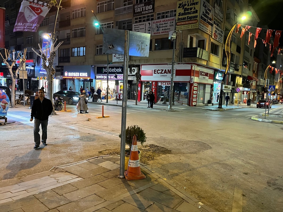 Elazığ'ın Sivrice ilçesinde saat 21.09'da 4,9 büyüklüğünde deprem meydana geldi.