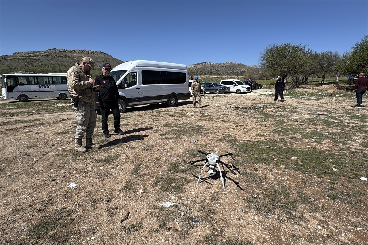 Elazığ’da kaybolan 65 yaşındaki Suat Dal'ın bulunması için havadan ve karadan arama çalışması...