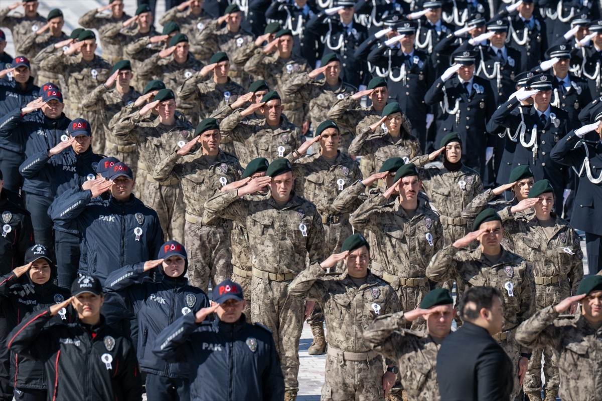 Emniyet Genel Müdürü Mahmut Demirtaş ve beraberindeki heyet, Türk Polis Teşkilatı'nın 180. kuruluş...