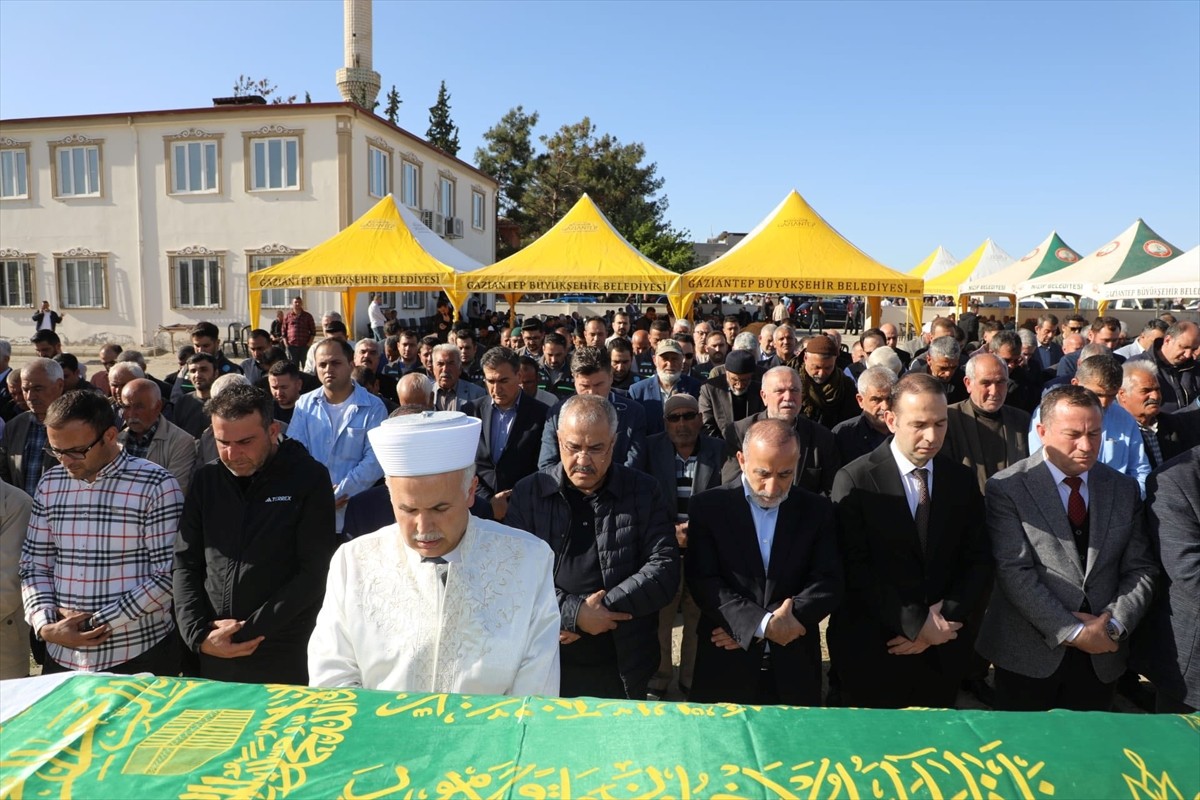 Enerji Piyasası Düzenleme Kurumu (EPDK) Başkanı Mustafa Yılmaz'ın (sağ 4) annesi Ümmühan Yılmaz'ın...