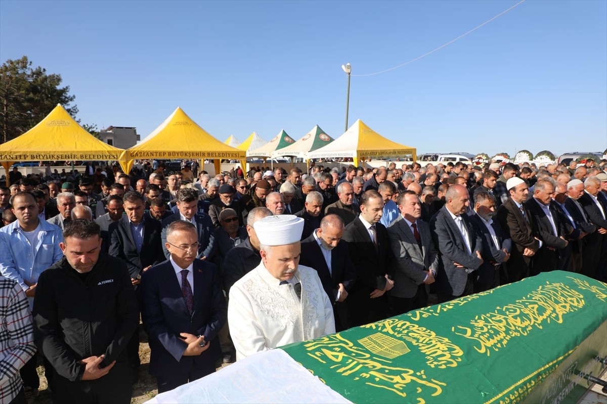 Enerji Piyasası Düzenleme Kurumu (EPDK) Başkanı Mustafa Yılmaz'ın (sağ 4) annesi Ümmühan Yılmaz'ın...