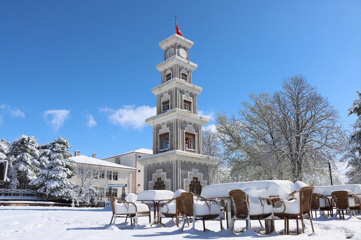 Erzincan'da gece başlayan kar, aralıklarla sabaha kadar etkisini artırarak devam etti.