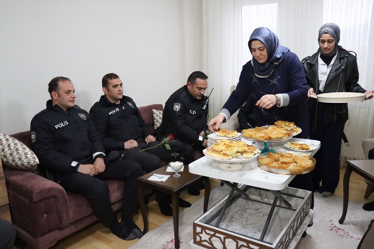 Erzincan'da kavga ihbarı üzerine harekete geçen polisler, sözde olay yerinde Polis Haftası...