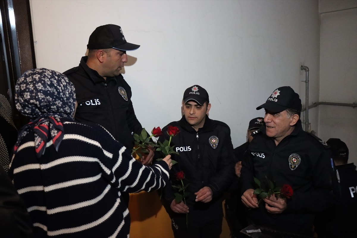 Erzincan'da kavga ihbarı üzerine harekete geçen polisler, sözde olay yerinde Polis Haftası...
