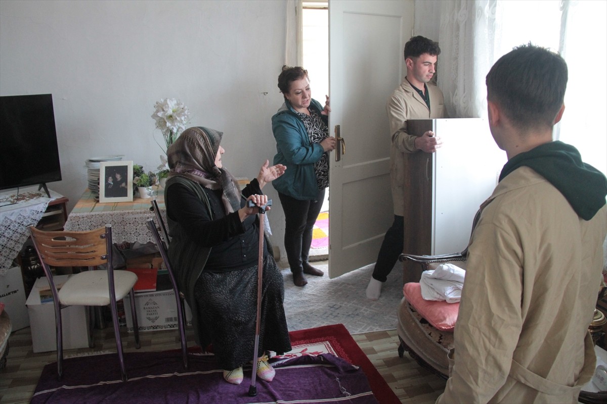 Erzincan'da meslek lisesi öğrencileri, yaşlılar ile ihtiyaç sahibi ailelerin evlerinde bakım...