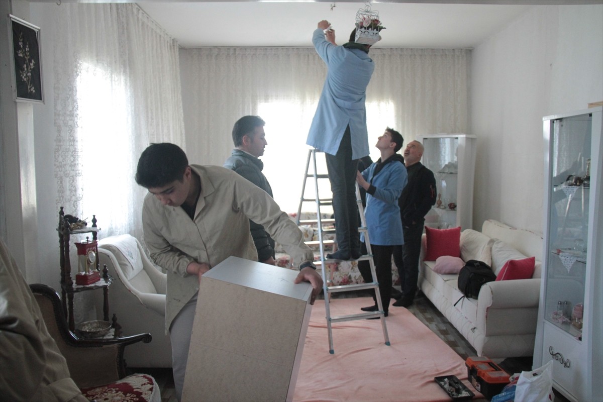 Erzincan'da meslek lisesi öğrencileri, yaşlılar ile ihtiyaç sahibi ailelerin evlerinde bakım...