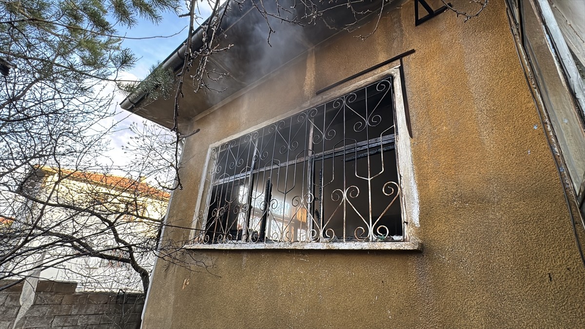 Erzincan'da müstakil evde çıkan yangın itfaiye ekiplerince söndürüldü. 