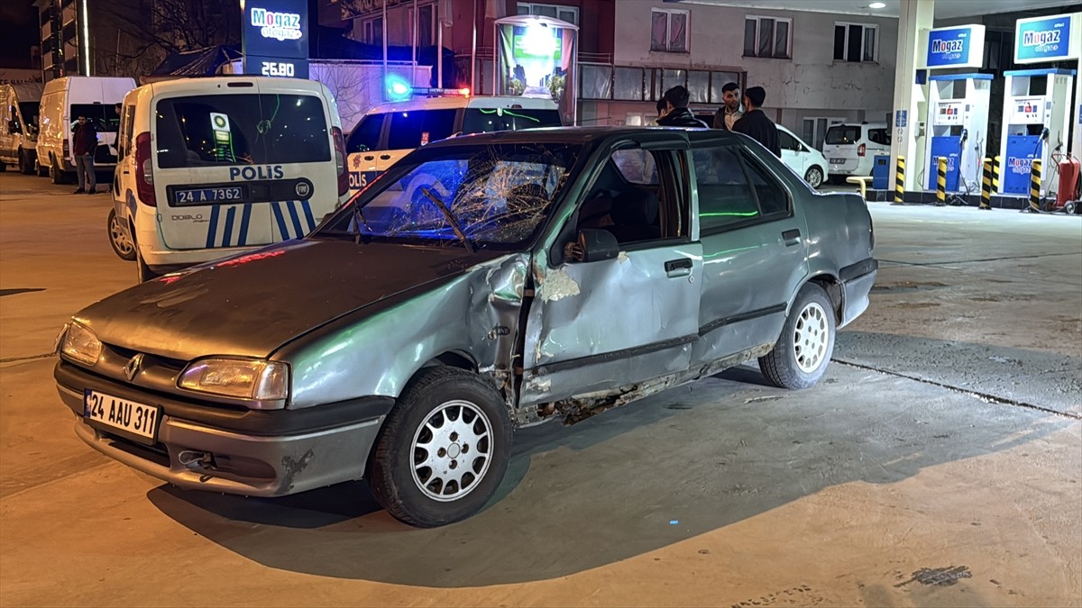 Erzincan'da, otomobil ile motosikletin çarpıştığı kazada 2 kişi yaralandı. Kaza yerine polis ve...
