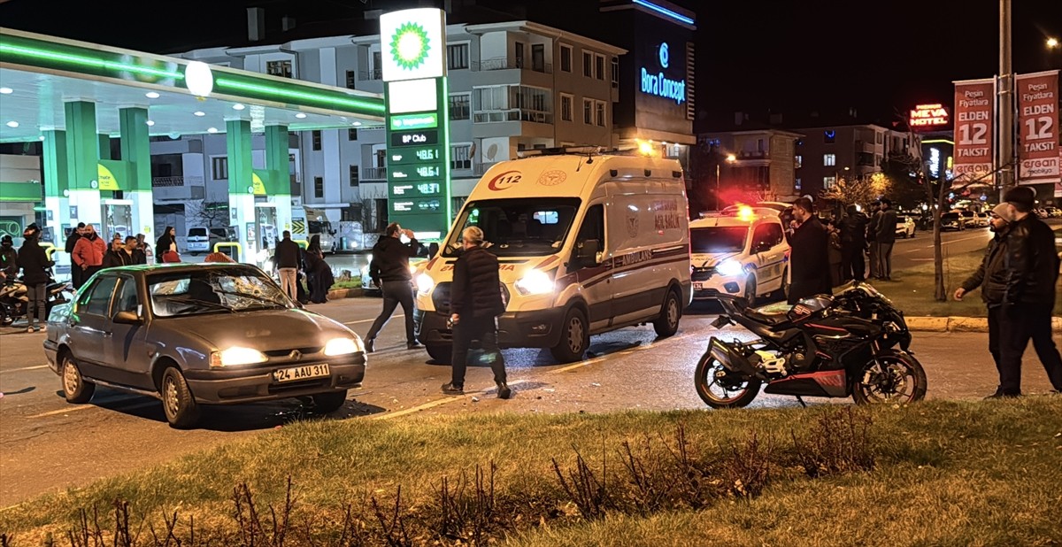 Erzincan'da, otomobil ile motosikletin çarpıştığı kazada 2 kişi yaralandı. Kaza yerine polis ve...