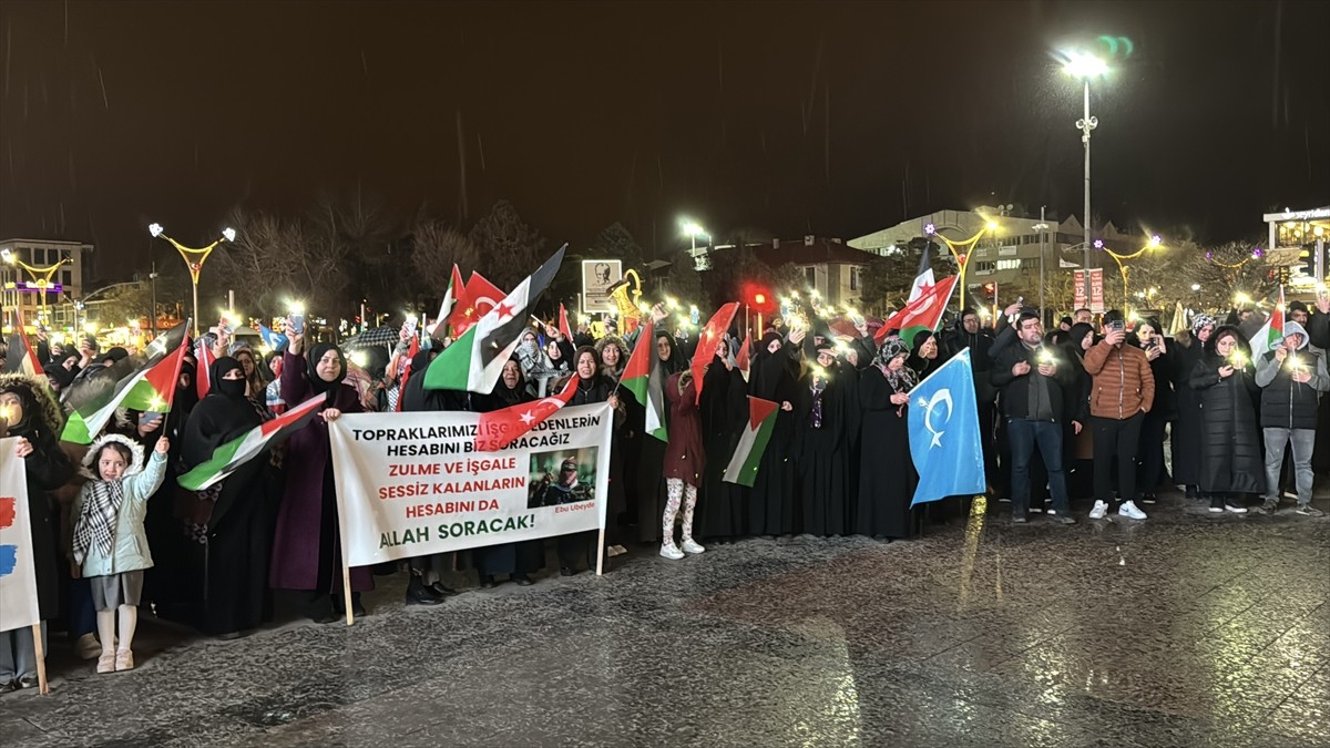 Erzincan'da STK temsilcileri ve vatandaşlar, İsrail'in Gazze'ye yönelik saldırılarını protesto...