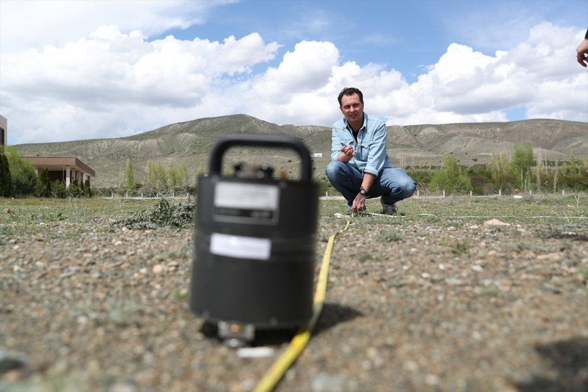 Erzincan Binali Yıldırım Üniversitesi (EBYÜ) Deprem Teknolojileri Enstitüsündeki bilim insanları...