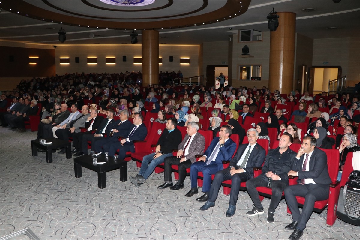 Erzurum'da aile içi bağların zayıflamasına neden olan dijital bağımlılığa dikkati çekmek amacıyla...