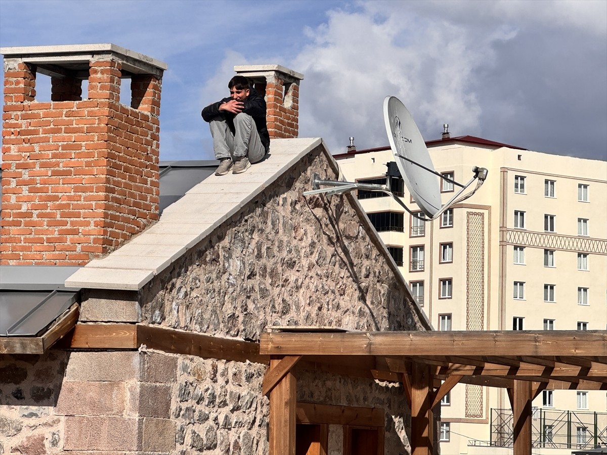 Erzurum'da, arkadaşıyla girdiği iddia üzerine çıktığı çatıda mahsur kalan genç, itfaiye...