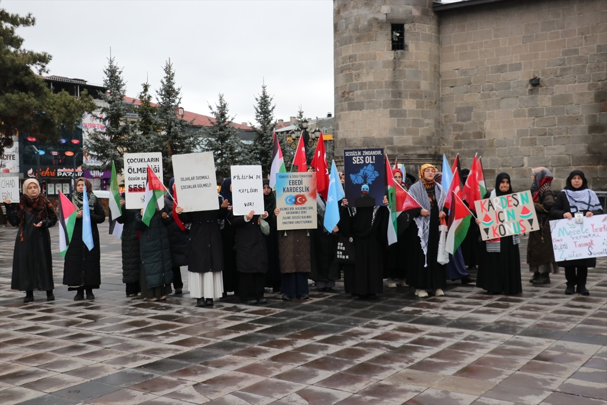 Erzurum'da sağlık çalışanları İsrail'in Gazze'ye yönelik saldırılarını protesto etmek için sessiz...