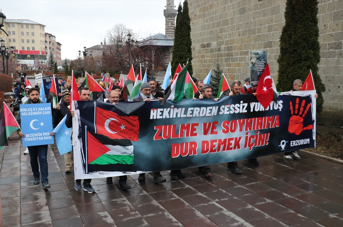 Erzurum'da sağlık çalışanları İsrail'in Gazze'ye yönelik saldırılarını protesto etmek için sessiz...