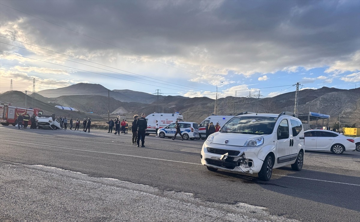 Erzurum'un Oltu ilçesinde otomobil ile hafif ticari aracın çarpışması sonucu 4 kişi yaralandı....