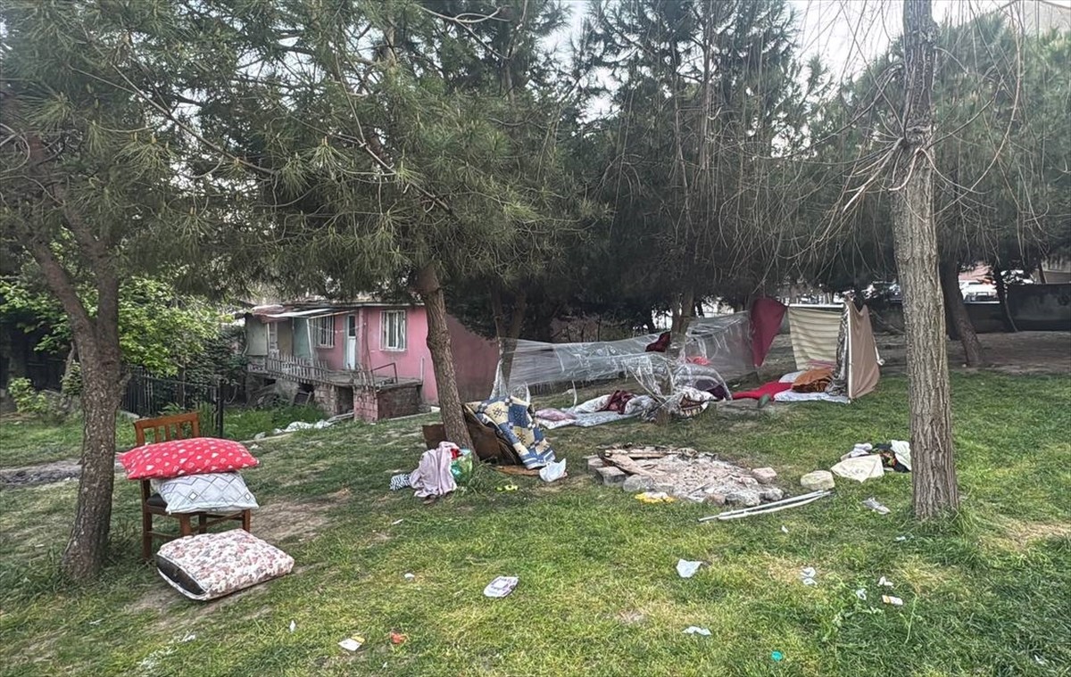 Esenyurt'ta bir kişi, ayrı yaşadığı eşi ile baldızını silahla vurarak yaraladı.