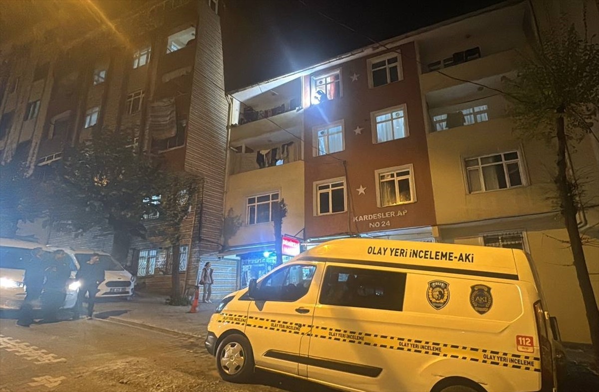 Esenyurt'ta oturduğu 4. kattaki dairenin penceresinden düşen Mısırlı genç kız ağır...