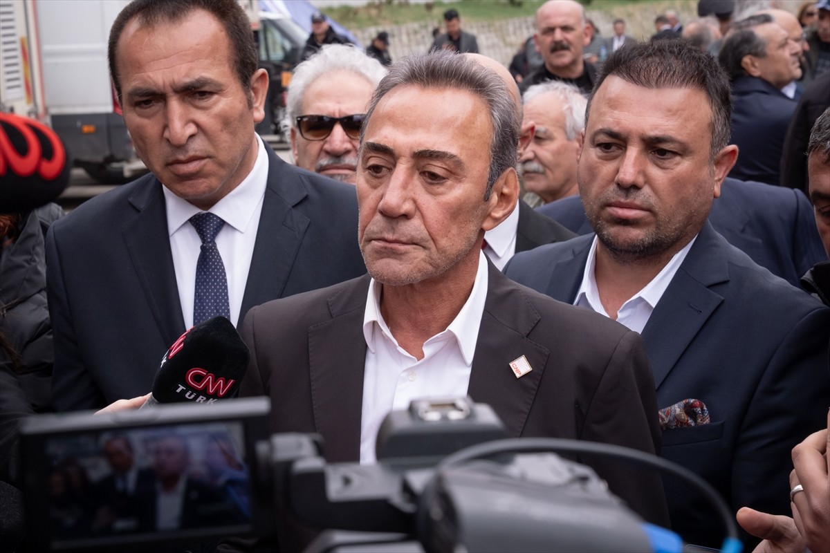 Eski CHP İstanbul Milletvekili ve oyuncu Berhan Şimşek (ortada), Yenimahalle Nazım Hikmet Kültür...