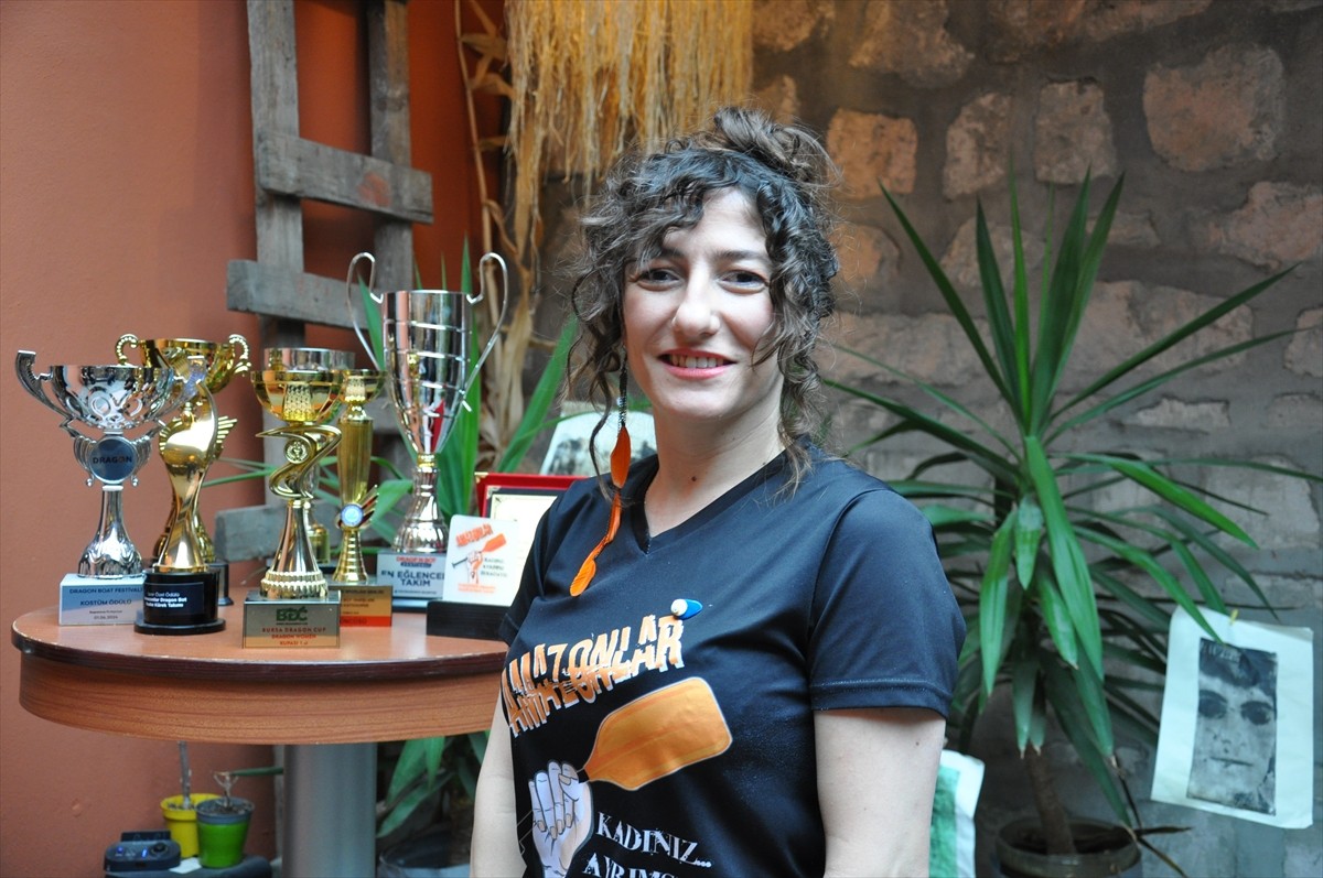 Eskişehir'de 2019 yılında 16 kadın tarafından kurulan Amazonlar Dragon Bot Kadın Kürek Takımı, 11...