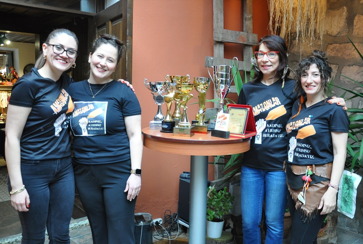 Eskişehir'de 2019 yılında 16 kadın tarafından kurulan Amazonlar Dragon Bot Kadın Kürek Takımı, 11...