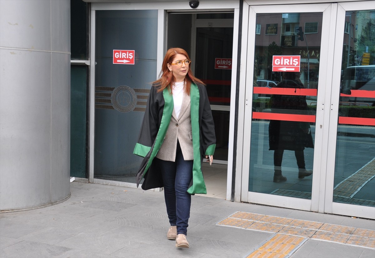 Eskişehir'de avukatlığın yanı sıra 2 yıldır Yeşilay Eskişehir Şube Başkanı olan Ayşe Fert Dökmeci...