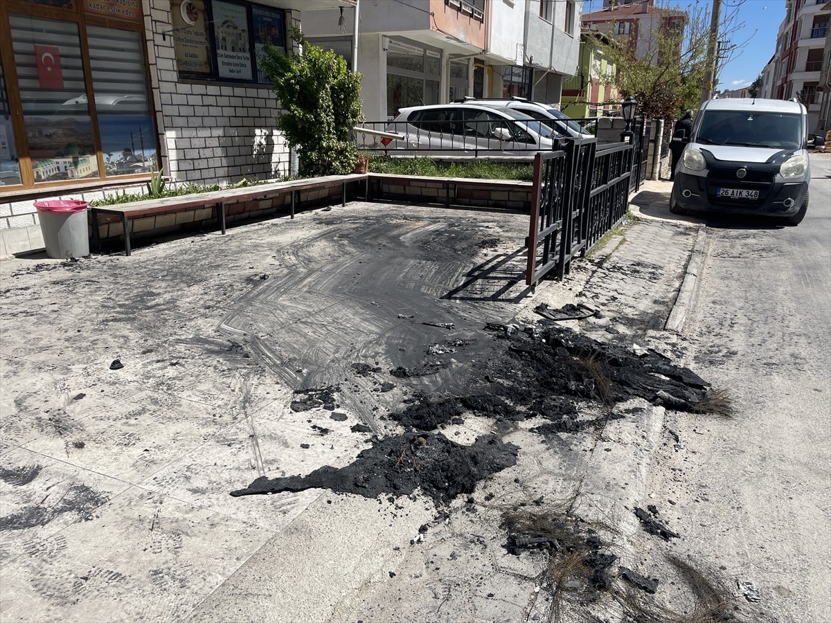 Eskişehir'in Tepebaşı ilçesinde park halindeki bir otomobilde yangın çıktı. 