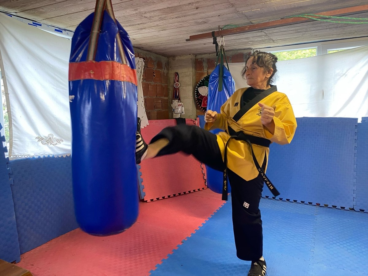  Estonya'da düzenlenen Avrupa Tekvando Poomsae Şampiyonası'nda üçüncü olan 74 yaşındaki milli...