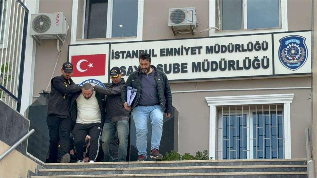 Fatih'te, 5 Şubat'ta bir kişinin aracında silahla vurularak öldürülmesine ilişkin gözaltına alınan...