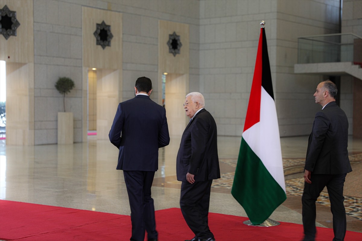 Filistin Devlet Başkanı Mahmud Abbas (solda), resmi temaslar için geldiği başkent Şam'da Suriye...