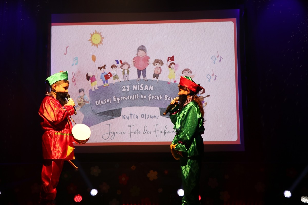 Fransa'nın başkenti Paris'in banliyösü Epinay-sur-Seine'de 23 Nisan Ulusal Egemenlik ve Çocuk...