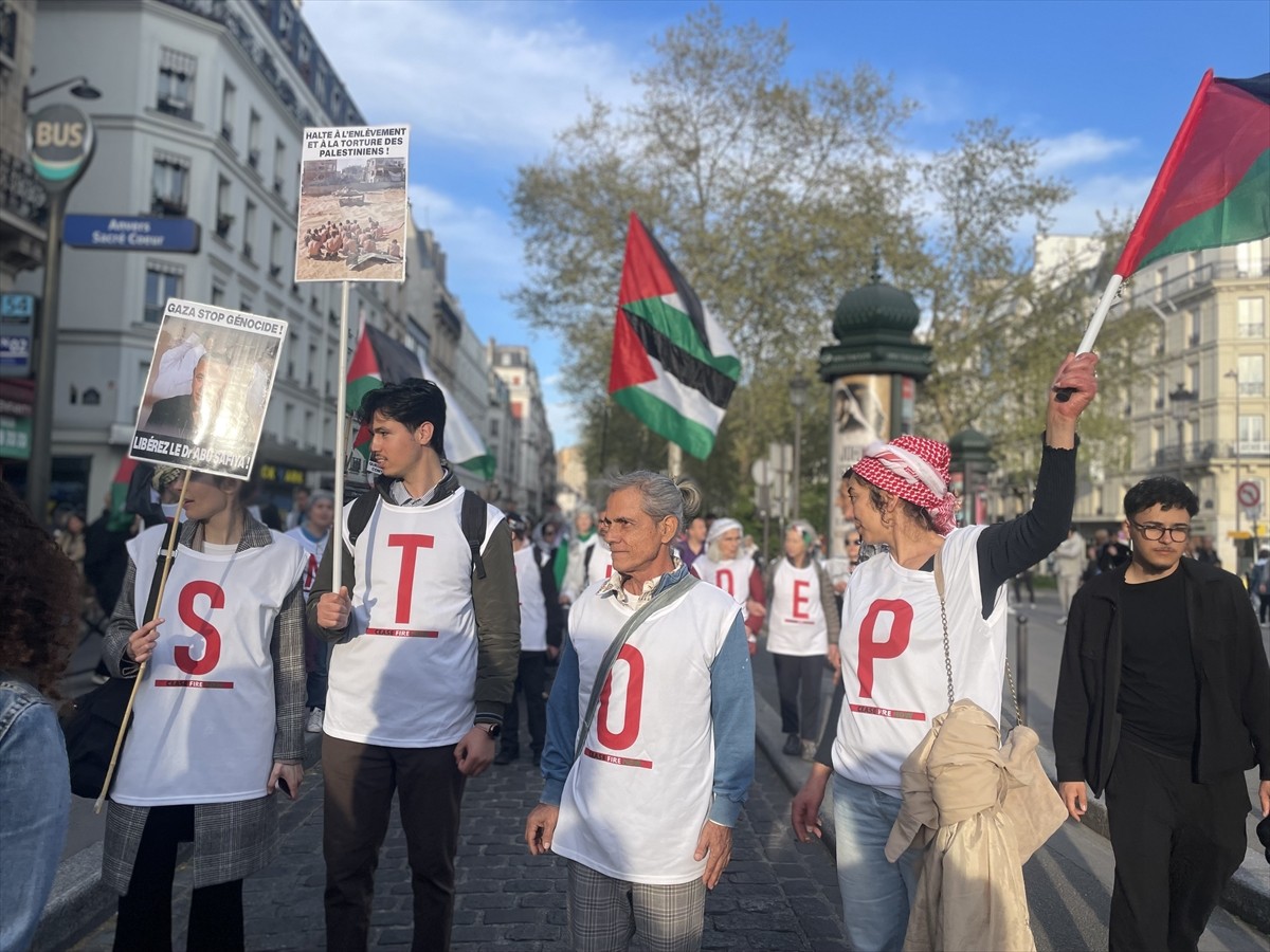 Fransa'nın başkenti Paris'te Filistin destekçileri, Barbes-Rochechouart metro durağı yakınlarında...