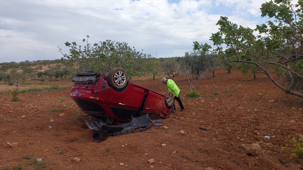 Gaziantep'in Nizip ilçesinde otomobilin devrilmesi sonucu 1 kişi öldü, 2 kişi yaralandı.