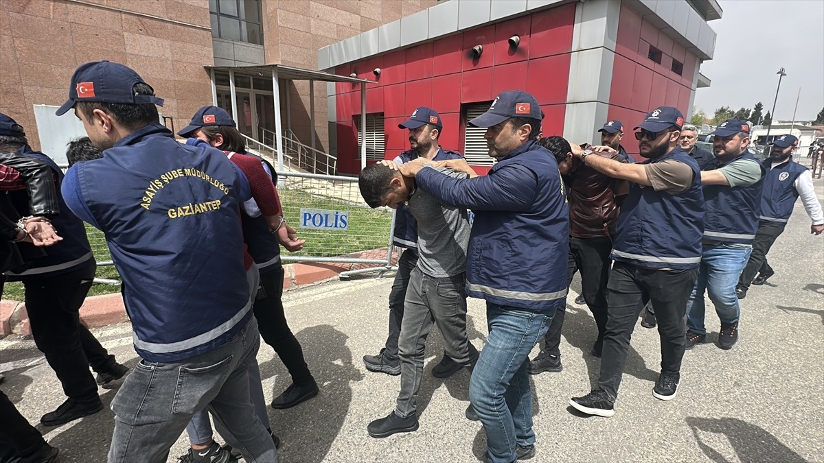 Gaziantep'te eşinin kayıp ihbarında bulunduğu yabancı uyruklu kişinin öldürüldüğü belirlendi....