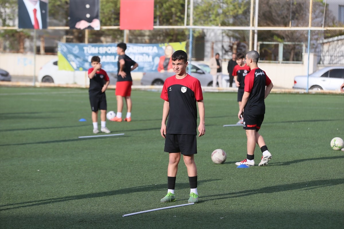 Gaziantep Futbol Kulübü Başkanı Memik Yılmaz, altyapıdan yetişen futbolcuların adapte olabilmesi...