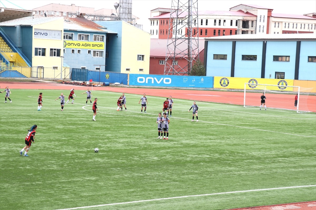 Geçen yıl 2. Lig'e çıkan Ağrı Aile ve Sosyal Politikalar Gençlik ve Spor Kulübü Kadın Futbol...