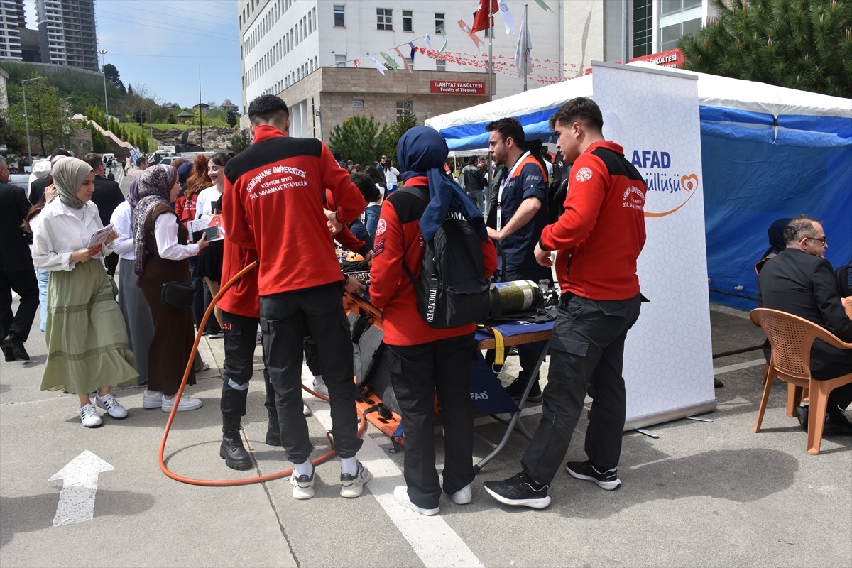 Giresun Üniversitesinin ev sahipliğinde düzenlenen "Doğu Karadeniz Kariyer Fuarı" (DOKKAF'25)...