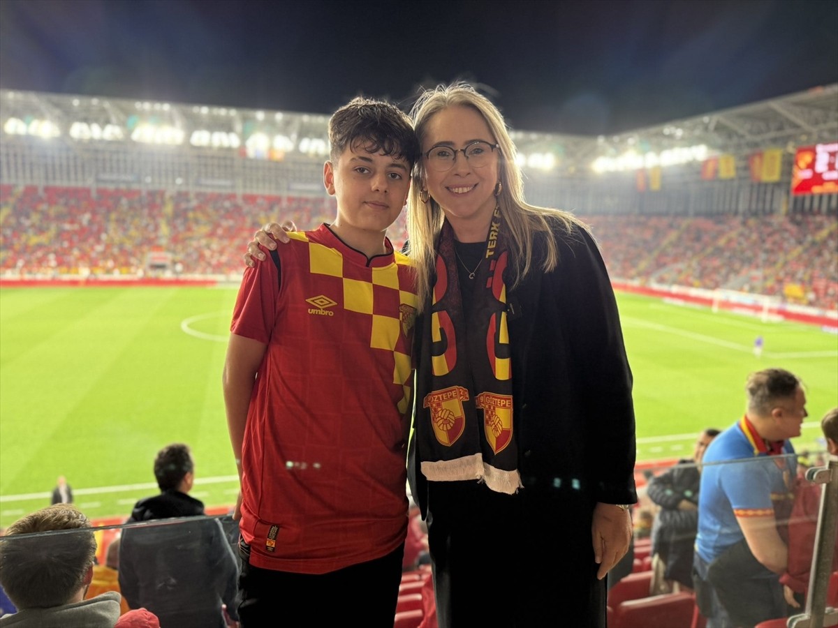 Göztepe'nin Trendyol Süper Lig'de Beşiktaş ile oynadığı maçı izlemek için bir gün önceden stada...