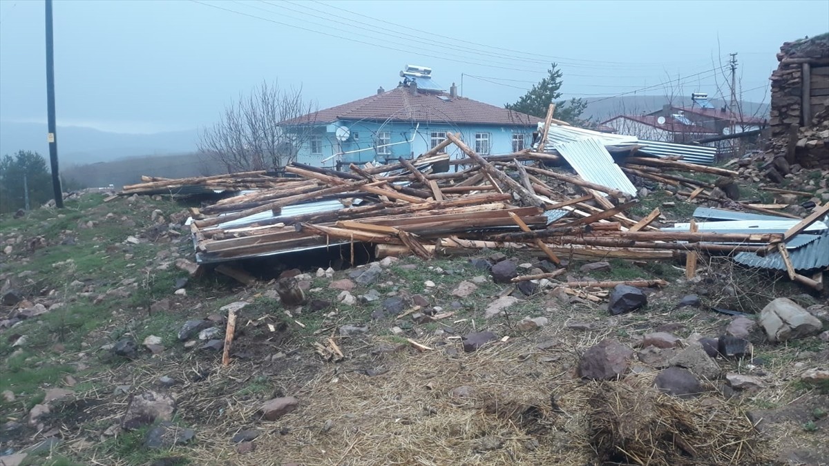 Gümüşhane'de etkili olan şiddetli fırtına nedeniyle 20 evin çatısında hasar oluştu.