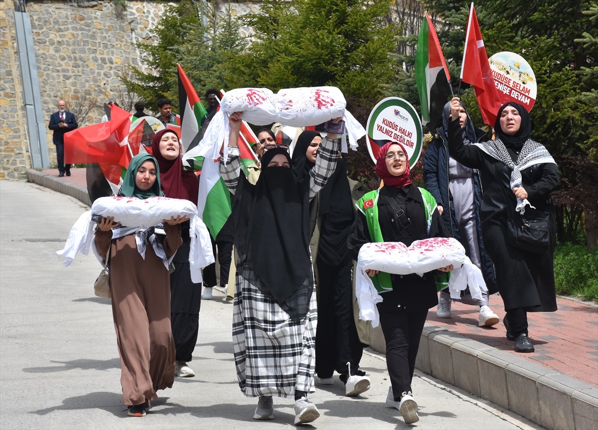 Gümüşhane'de üniversite öğrencileri, İsrail'in Gazze'ye yönelik saldırılarını protesto etti....