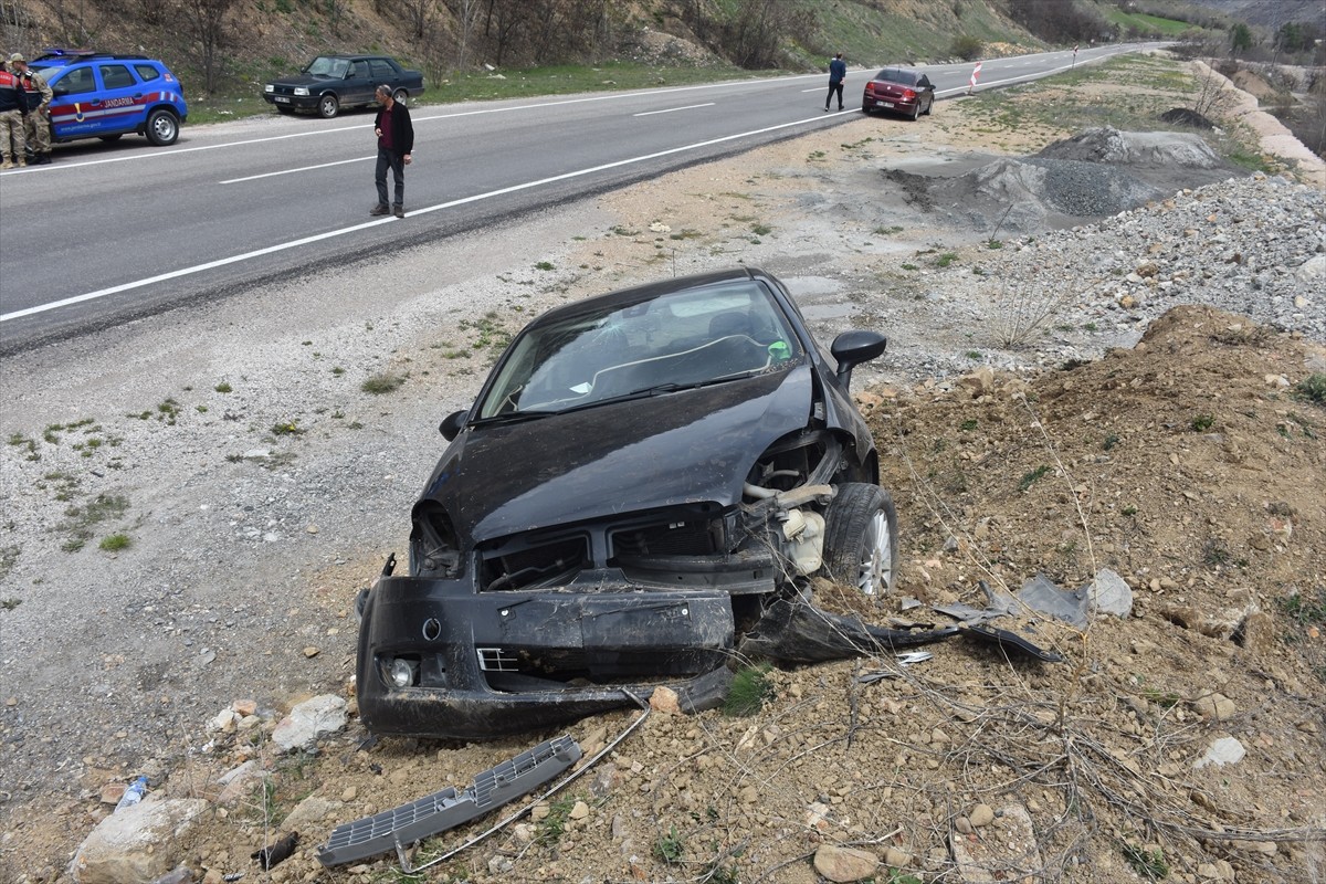 Gümüşhane'de yol kenarındaki toprak birikintisine çarpan otomobildeki 1'i çocuk 3 kişi...