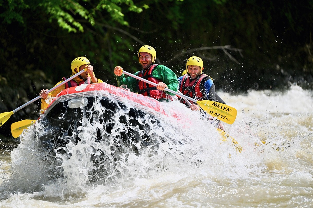 Hafta sonu tatilini değerlendirmek isteyenler, Düzce'nin Cumayeri ilçesindeki Melen Çayı'nda...