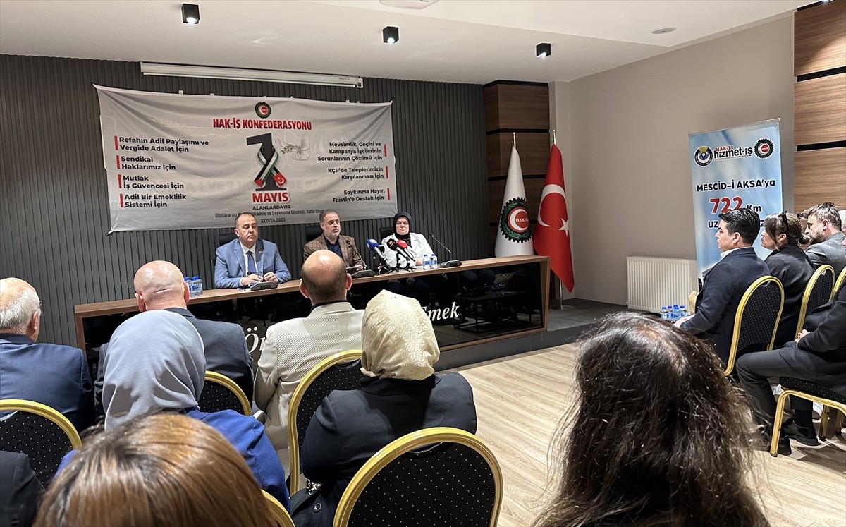 HAK-İŞ Genel Başkan Yardımcısı Halil Çukutli (ortada), HAK-İŞ'e bağlı Hizmet-İş Konya Şubesi'nde...